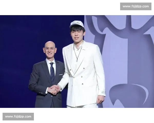 杨瀚森选秀西装暗藏甜蜜密码!疑似女友曝光,青梅竹马清纯般配